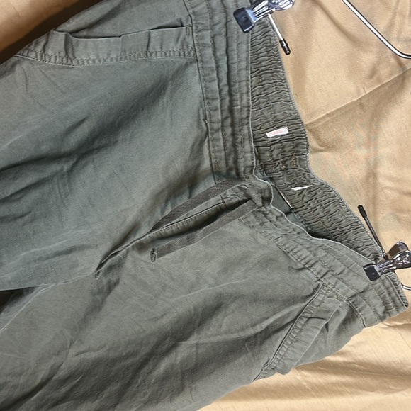 Comfy lightweight army green linen pants with 4 pockets, and elastic waist😊 - Picture 2 of 6